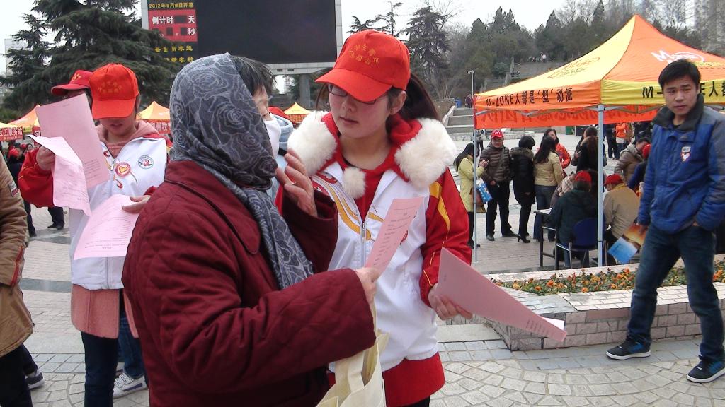 米兰(中国)志愿者为广大市民发放养生知识宣传材料