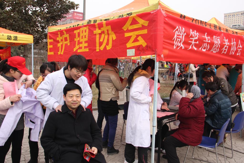 团省委副书记贾宏宇体验米兰(中国)志愿者推拿理疗服务